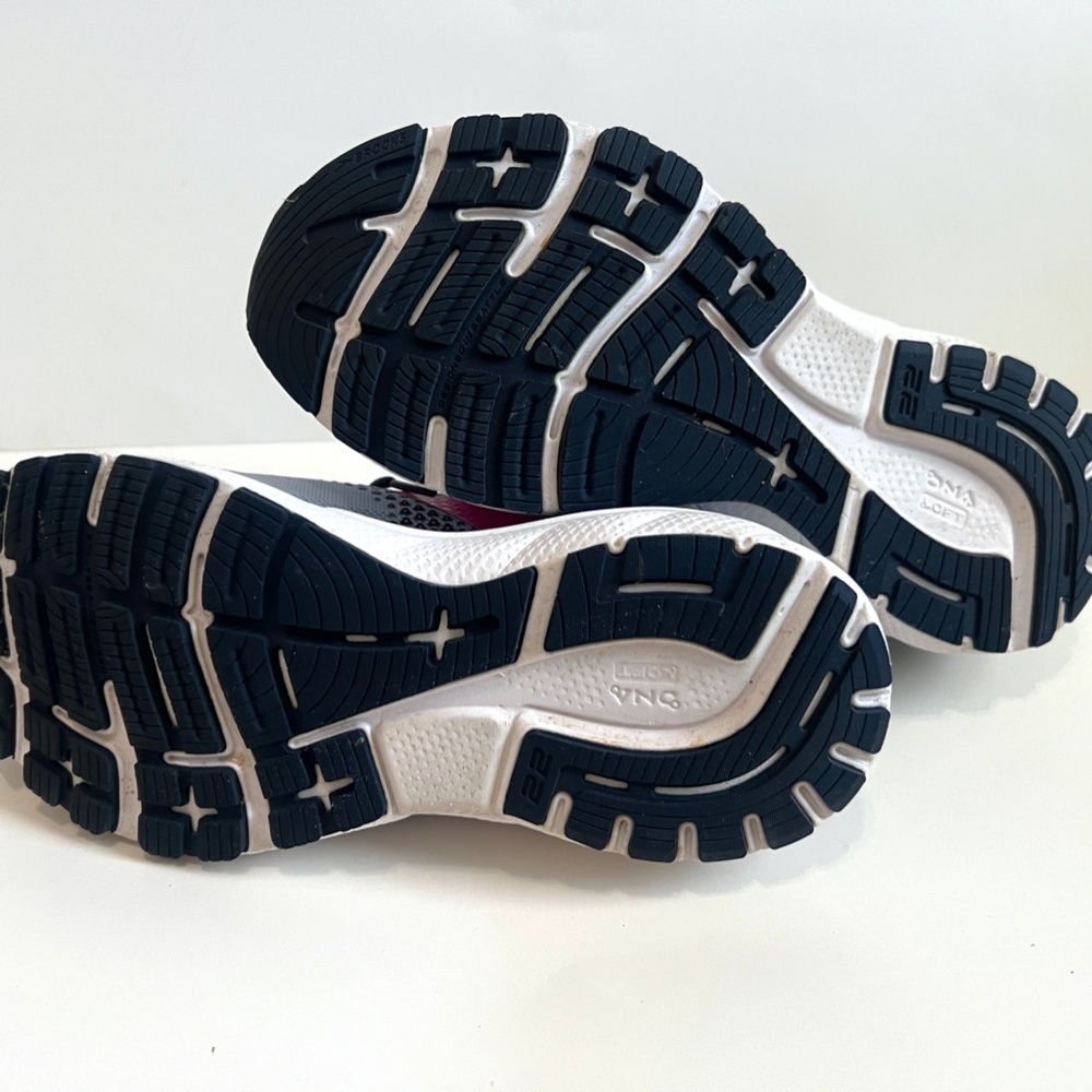 Like New Condition Brooks Women's Adrenaline GTS 22 Running Shoe, Size 9/40.5 EU - Picture 15 of 16